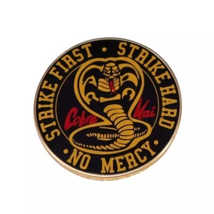Cobra Kai Logo The Karate Kid Film Anstecknadel schneller Versand in USA - Bild 1 von 4