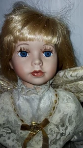 Muñeca ángel de porcelana Brinns 1997 cabello rubio ojos azules vestido de encaje dorado sin soporte - Imagen 1 de 18