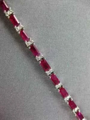 Brazalete tenis para mujer simulado rubí rojo chapado en oro blanco de 14 quilates corte esmeralda de 6 quilates Foto 1 de 4