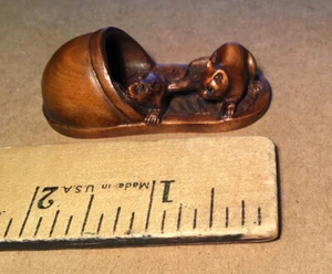 Japanese Boxwood Netsuke - Kitten Playing With Mouse on Sandal - Signed - Picture 1 of 10