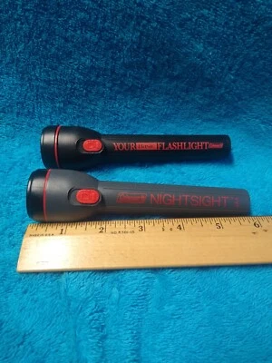 2 linternas pequeñas Coleman. Básico y nocturno. Cada uno requiere 2 baterías Foto 1 de 4