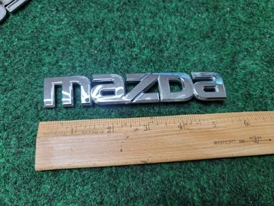 Mazda 2 2011-2014 puerta levadiza trasera cromada MAZDA PLACA DE IDENTIFICACIÓN EMBLEMA D652-51-710 1M1 Foto 1 de 4