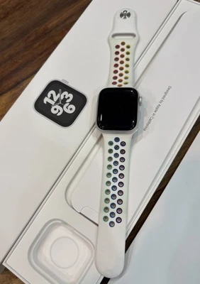 Apple Watch SE 40mm A2351 Aluminiumgehäuse mit Nike Sportarmband - Silber(GPS) - Bild 1 von 4