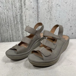 Clarks Reedly Juno Damen-Sandalen Größe 7,5 M grau Nubuk dreifacher Riemen Komfort Keilabsatz - Bild 1 von 11