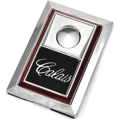 Oldsmobile Cutlass Calais 1981-84; bisel de bloqueo de maletero; placa de identificación Calais Foto 1 de 4