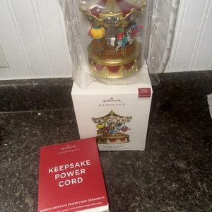 Toyland Traveler 2019 Hallmark Weihnachten Karneval Geschichtenerzähler mit Netzkabel - Bild 1 von 3