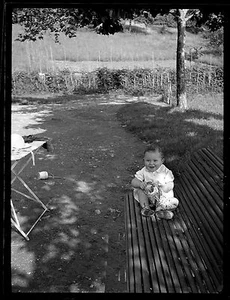 Jeune enfant bébé nourrisson assis sur banc - Ancien négatif photo an. 1930 - Picture 1 of 1