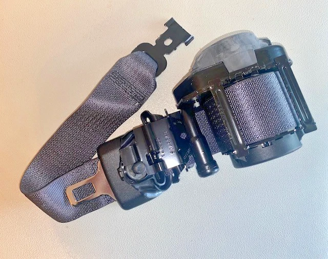 KIT CINTURÓN SEGURIDAD CONDUCTOR GM 2011-2015 con pretensor P/N 19301109 genuino OEM GM Foto 1 de 4