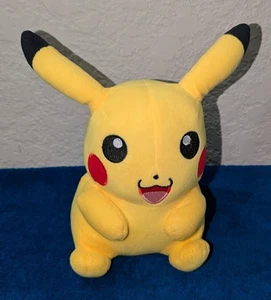 Tomy Pokémon Pikachu Plüschtier - 7 Zoll Gelb Stofftier Weich Authentisch Neu ohne Etikett - Bild 1 von 7