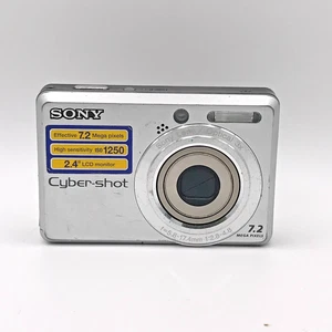 Sony Cyber Shot DSC-S730 7.2MP Digital Camera Silver. For parts and repair Only - Imagen 1 de 11