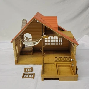 Casa de cabaña de troncos CALICO CRITTERS junto al lago con hamacas blancas y ducha - Imagen 1 de 13