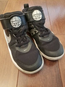Nike TEAM HUSTLE D 9 Preschool Boys Black/Metallic Silver AQ4225-001 sneakers - Imagen 1 de 5