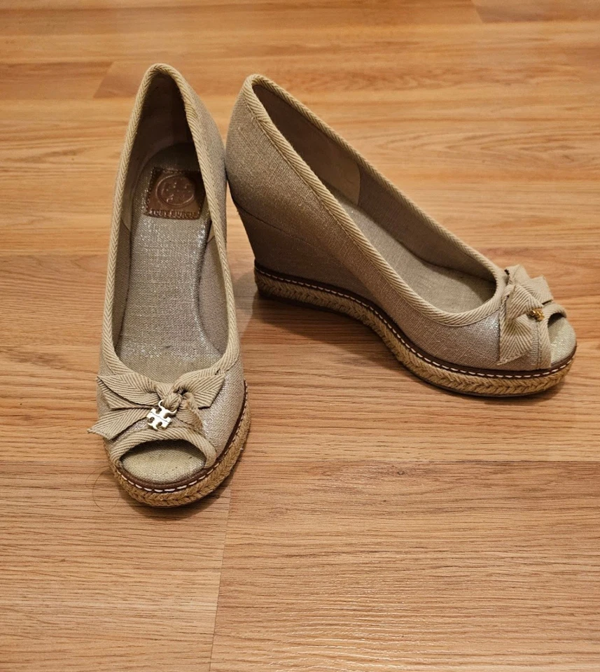 Tory Burch 5 M Jackie Peep Toe Dije Arco Cuña Alpargata Lona Zapatos Tostado Dorado Foto 1 de 4