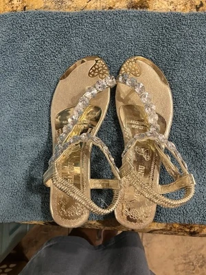Sandálias tanga de ouro com joias de strass tamanho 7M - Imagem 1 de 4