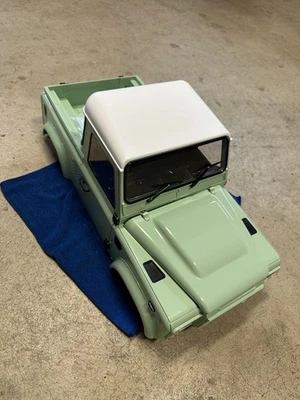 RC4WD Land Rover Defender D90 Hard Body Crawler  1/10 Scale Heritage painted - Image 1 of 4