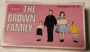 MUÑECAS DE COLECCIÓN SEARS THE BROWN FAMILY COMPLETAS EN CAJA CASA DE MUÑECAS FAMILIA - Imagen 1 de 8