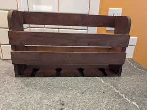 Rustikales Weinregal zur Wandhalterung aus Holz mit Ablage - für 4 Gläser - dunkle Beize - Bild 1 von 8