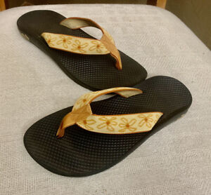 Woman's Chaco Yellow Orange Flowered Flip Flop Sandals Classic Beach Sz 8