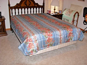 Comforter queen Victoria Classics 86 x 86 polyester preowned one day ship - Picture 1 of 3
