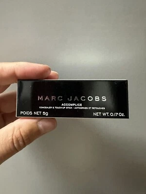 Corretivo e bastão retoque MARC JACOBS Accomplice 0,17 oz bronzeado 46 - Imagem 1 de 4