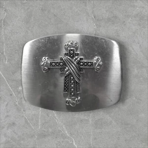 Fibbia per cintura uomo intercambiabile con croce decorativa rialzata tono argento - Foto 1 di 3