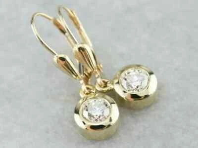 Juego de aretes colgantes enchapados en oro amarillo de 14 k con bisel de diamante simulado de corte redondo de 2 quilates Foto 1 de 4