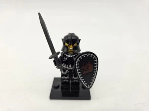LEGO Evil Knight Minifigure CMF Series 7 (8831) - complete w/accessories - Picture 1 of 6