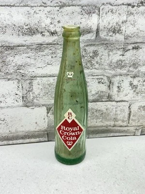 ANTIGA GARRAFA DE REFRIGERANTE DE VIDRO COM NERVURAS ETIQUETA DIAMANTE COLA COROA REAL RC 10 OZ - Imagem 1 de 3