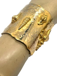 Bracciale Vintage Pesante Cadoro Largo Conchiglie Decorazione Rialzata, Martellato - Foto 1 di 3