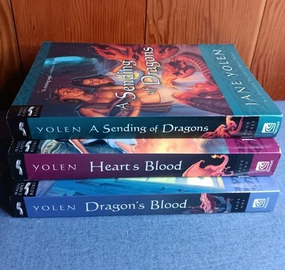 Pit Dragon Trilogy By Jane Yolen Paperback Books 1 2 3 Heart’s Blood Set Lot Foto 1 de 4