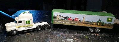 Ertl John Deere Freightliner blanco semi dormitorio con remolque fundido a presión 1/64  Foto 1 de 4