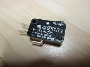 Omron Micro Limit Switch V-151-1C25 with 5/8" 16mm Lever 15A 125/250VAC #E66K - Picture 1 of 7