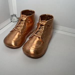 Eingetauchte Kupfer Bronze Baby Schuhe Paar Display Vintage Deko Kinderzimmer - Bild 1 von 4