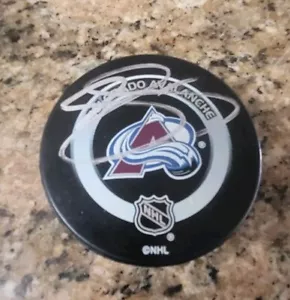 Joe Sakic Signed Colorado Avalanche Game Puck Autographed Auto - Picture 1 of 1