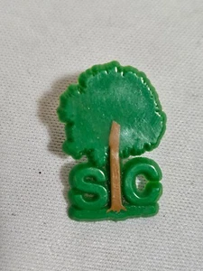 Vintage Travel Souvenir Lapel Pin - SC South Carolina Plastic Green Tree Pin - Picture 1 of 2