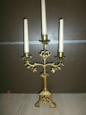 ANCIEN  BOUGEOIR D'EGLISE / GOTHIQUE / XIX-XXéme/ BRONZE /3 BOUGIES/H.38,5 cm - Photo 1/4