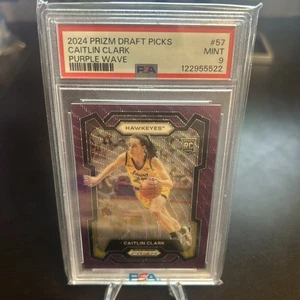 Prizm Draft Picks 2024 Caitlin Clark Purple Wave #57 PSA 9 como nuevo radiocontrol novato - Imagen 1 de 2