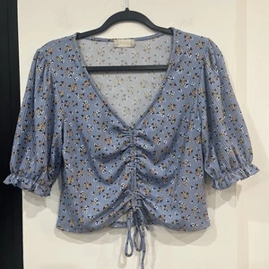 Camicetta crop top Altar’d State blu floreale con volant taglia media - Foto 1 di 5