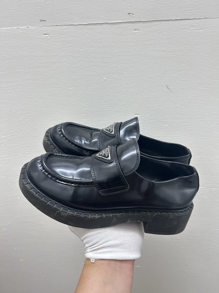 Mocasines planos sin cordones de cuero Prada para mujer triángulo grueso sin usar, en caja 7 EE. UU. 37 UE Foto 1 de 4