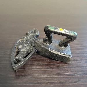 Vintage Mini Metal Cast Iron Sad Iron With Trivet Salesman Sample Miniature Toy - Picture 1 of 8