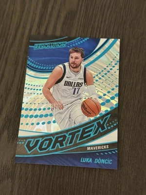 2024-25 Panini Revolution Vortex Teal Swirl/35 7 LUKA DONCIC Dončić combinación de colores Foto 1 de 3