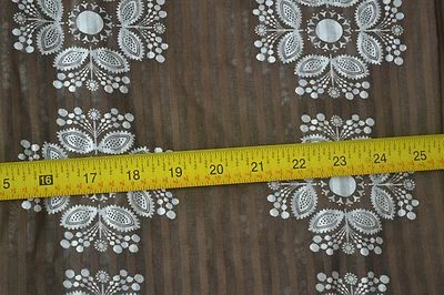 Por 1/2 yarda, 45" de ancho, vintage, blanco floral sobre gasa de algodón a rayas marrones, M7207 Foto 1 de 4