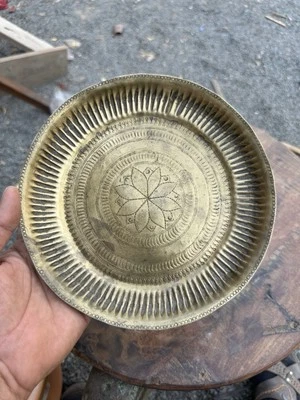 Hermoso plato floral redondo vintage de latón tallado a mano Foto 1 de 4