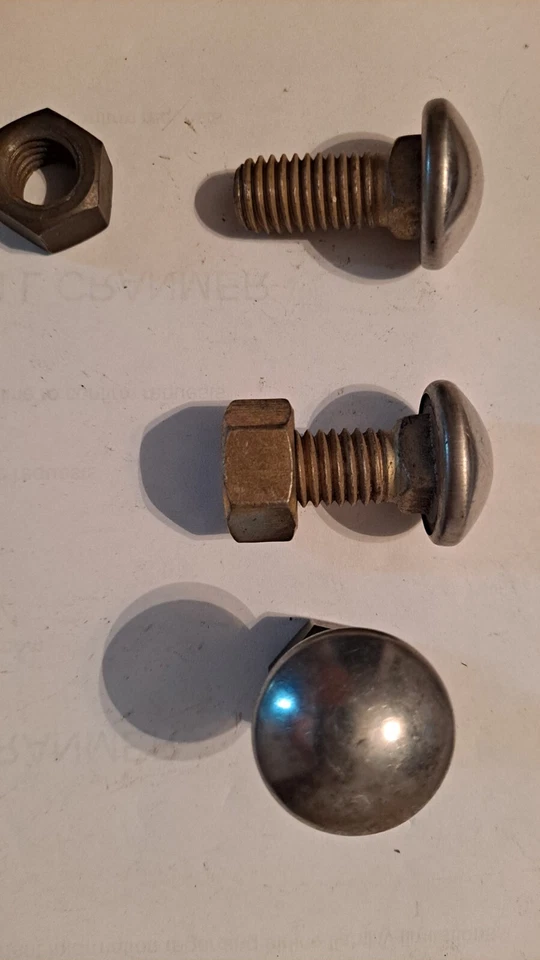 Pernos y tuercas de parachoques cromados - rosca estándar  Foto 1 de 1