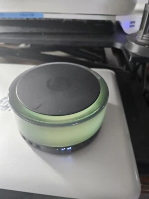  Reloj despertador Aura Powerhouse, cargador inalámbrico y altavoz, 7 luces LED de humor Foto 1 de 2