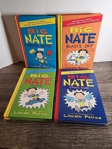 Big Nate - Lot of 4 -Comic Graphic Novel Chapter HC Books (3 - First Edition) - Foto 1 di 22