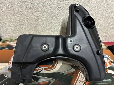 2007-2011 07-11 Harley Davidson Sportster 1200 883 резервуар перелива масла - Изображение 1 из 4