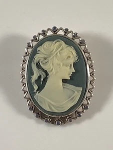 Broche prendedor vintage ovalado camafeo azul y blanco tono plata con pedrería - Imagen 1 de 3