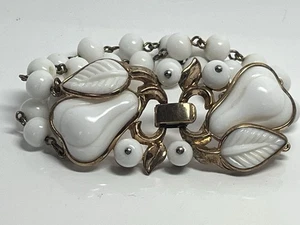 Vintage signed Trifari ALFRED PHILIPPE White Milk Glass Pear Bracelet 1950’s - Picture 1 of 10