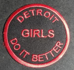 Parche rojo bordado Detroit Girls Do It Better aprox 3" - Imagen 1 de 2